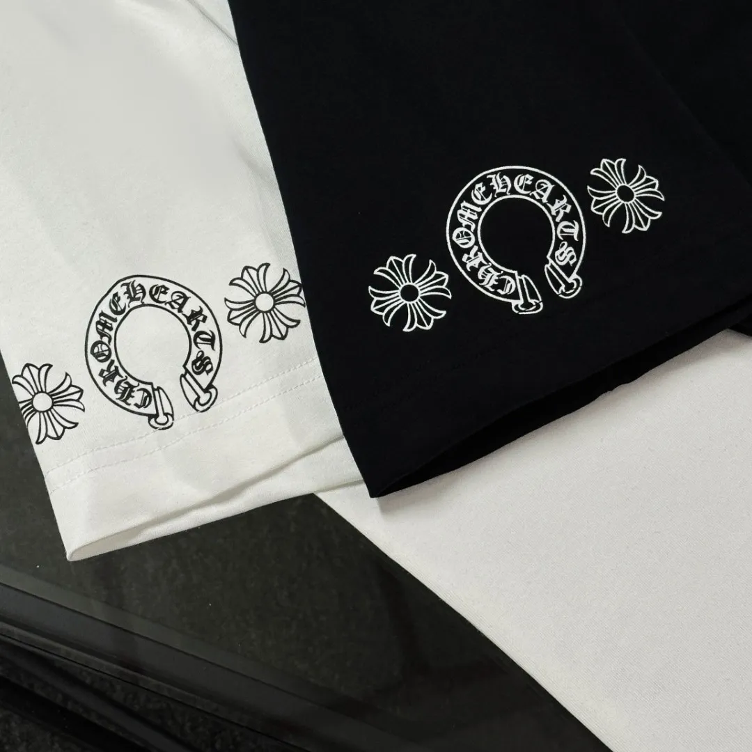 P180 Chrome Hearts Chrome Hearts 25 high version. The fabric is made of 300 grams of high-density cotton. It does not deform or shrink. It has three labels. It is the same style for men and women. Technology: Digital printing. Color: White. Black. SIZE: S-XL.